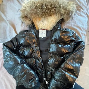 Vinterjacka  - Fin vinterjacka i glansigt material, köpt här på pick förra vintern. Lite sliten men ändå bra skick, varm och mysig 💞
