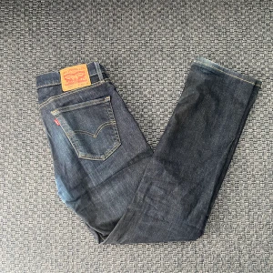 Mörkblåa Levi’s jeans  - Tja, säljer nu dessa snygga Levi’s jeans i färgen mörkblå. Storleken är 30/32, hör av dig vid frågor :)