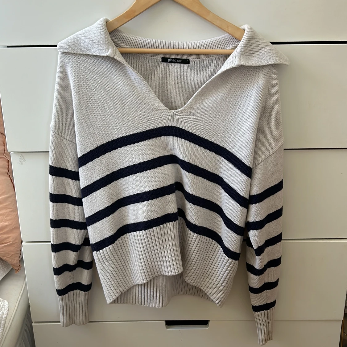 Randig stickad tröha