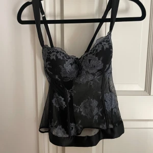 Snygg spetstopp/ bustier  - Bra kvalite, stretchig B/c kupa 