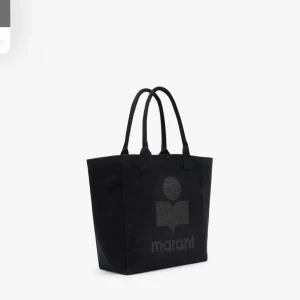 Svart shoppingväska från Marant - Jag säljer min Isabel Marant svart yenky zipped tote bag! Det är i den mindre storleken och har dragkedja🥰 jag köpte den i slutet av Juli från Isabel marants egna hemsida. Nypris 2400kr exklusive frakt från Paris.  Kom privat för bilder och mer info!