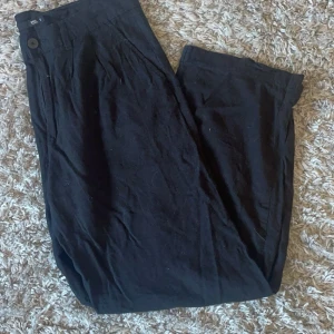 svart linnebyxa - svarta linnebyxor från lager 157 använda 1 gång.  Storlek S org pris: 200
