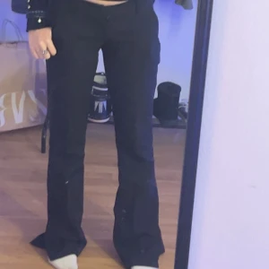 Kostymbyxor - Säljer dessa lågmidjade kostymbyxor i strl 36 ifrån bikbok 💗