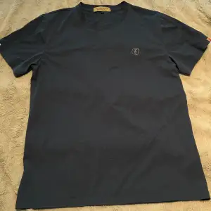 Burberry t-shirt i storlek L, passar även M. 