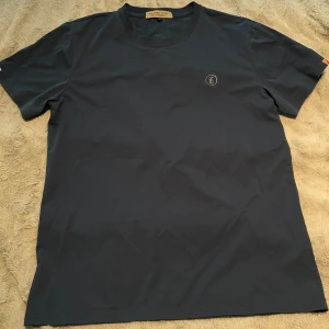 Burberry t-shirt - Burberry t-shirt i storlek L, passar även M. 
