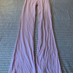 Gina yoga pants rosa - Helt oanvända Gina yoga pants, säljer pg av för stora för mig helt oanvänd och därmed inga skador eller tecken på användning. Skriv om frågor eller funderingar💗