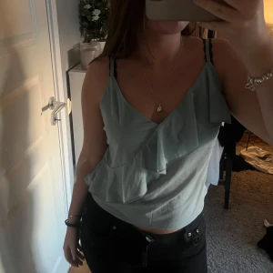 Linne - Grönt/turkost linne från h&m i storlek m. Köpt denna sommar och i gott skick!💕 Skriv gärna vid fler bilder eller frågor💕