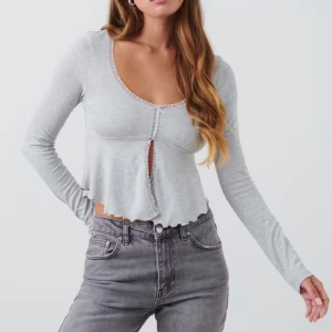 Grå topp - Säljer denna fina gråa toppen, som aldrig kommer till användning🌟