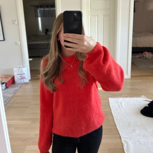 Stickad tröja - Säljer denna oanvända stickade tröja från Soft rebels😍 Storlek S!🤍Jätteskönt material!