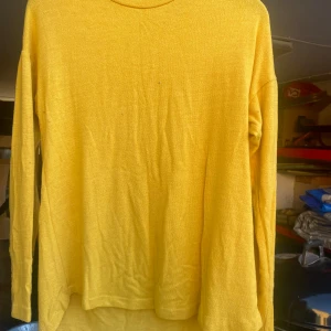 Gul tröja från Gina Tricot - Säljer en snygg gul tröja från Gina Tricot i storlek M. Den är perfekt för höst och vår med sin härliga färg och långa ärmar. Tröjan är i bra skick och gjord av ett mjukt material som känns skönt mot huden. Passar både till vardags och lite mer uppklädda tillfällen. 🌟