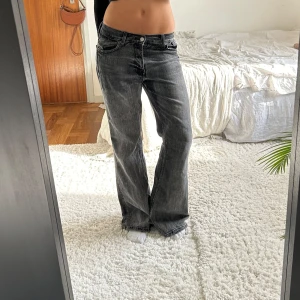 Zara flare jeans - Sjukt snygga. Lite slitna längst ner
