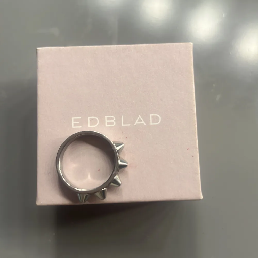 Kan säkert diskutera pris. Silver Edblad ring. Storlek 17,50 plus Edblad låda. . Accessoarer.