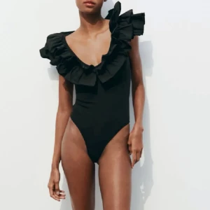 Volang body - Säljer denna jätte fina bodyn från zara med volanger. Slutsåld och finns inte på zara längre! Högsta bud får köpa❤️