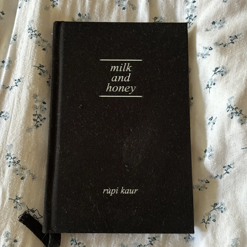 Diktbok av rupi kaur på engelska . Övrigt.