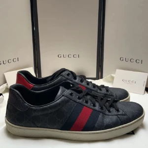 Gucci x supreme ace skor - Säljer nu dessa limiterade gucci ace skorna med ett riktigt unikt monogram. Skicket på skorna är suveränt. Priset är inte hugget i sten. Allt og medföljer såklart. Skriv vid minsta fundering!
