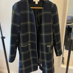 Kappa - Höstig rutig kappa i färgerna grön,blå, svart och guld. Så snygg!! Från H&M i storlek 38