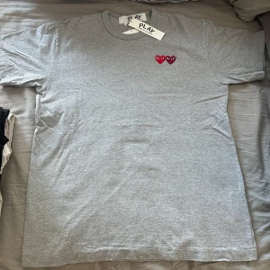 CDG play comme des garcons tshirt  - Storlek XL  New condition with tag, only tried on.  Kvitto finns från aplace sthlm  Ny pris 1049