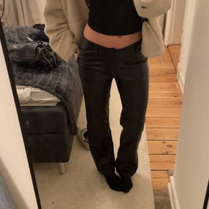 Bikbok skinnbyxor - Bikboks skinnbyxor som är använda 2-3 gånger i stolek 36💕 jag är 170