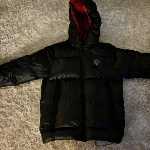 Armani jacka  - En svart Armani jacka storlek S skick 10/10 aldrig använt perfekt jacka för vinter, Warm och skön. Ny pris 1000.   Pris kan diskuteras 