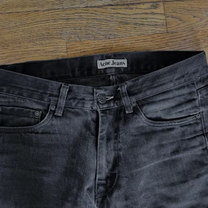 Acne studios jeans - Säljer dessa acne jeans i perfekt skick. Passformen är slim/straight. Skriv vid frågor!