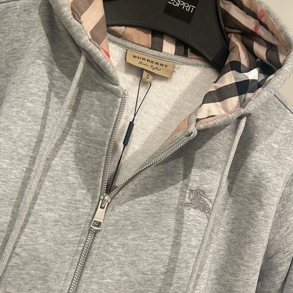 Tjena!!säljer denna feta burbery hoddien åt min vän!Skick 10/10!kan mötas upp i Göteborg!storlek s!tveka inte på att höra av dig om du har frågor!!. Hoodies.