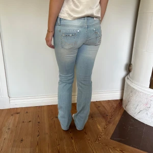 Lågmidjade jeans - Midjemått(rätt över): 38 cm Innerbenslängd: 76 cm Modellen är: 168 cm  Skriv om ni har några frågor💗//Perfectjeans