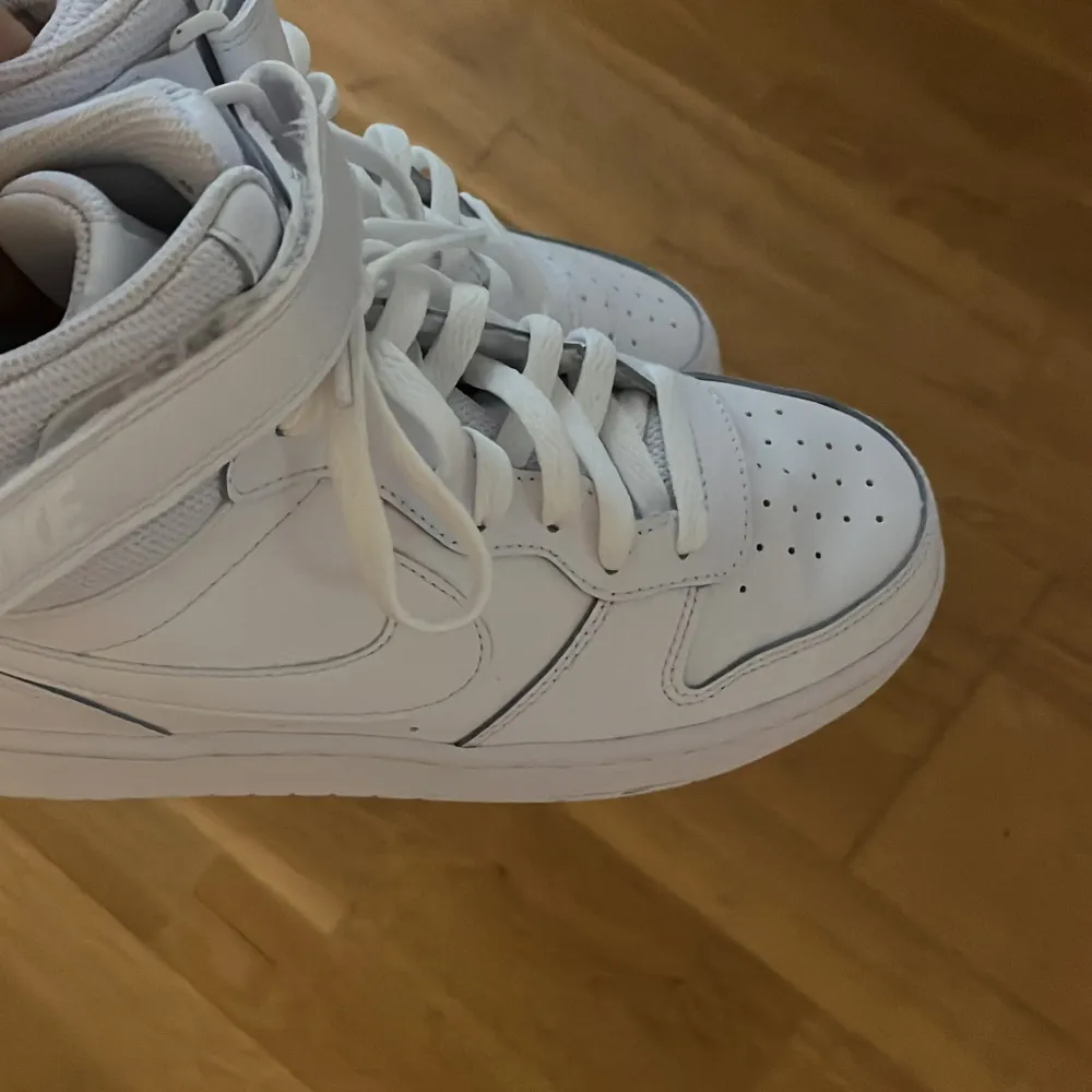 Snygga skor från Nike som är i en högre modell. Dem är i nyskick och jag har endast använt dem vid 2 tillfällen. Perfekta till hösten!🤍. Skor.