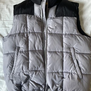 Corteiz Bolo Väst - Storlek S. Utmärkt skick, använd 2 ggr. Lite oversized så kan passa även en liten M. Köpt från mystery drop i April 2024. 