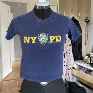 baby tee - mörkblp babytee köpt här på plick, fick dessvärre aldrig någon användning av den. trycket är lite sprucket, men utöver det är tröjan i gott skick! längd: 42 cm