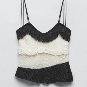 Topp - Så fin topp med band som man knyter över axlarna. I fint skick och säljer pga av att den inte kommer till användning❤️❤️