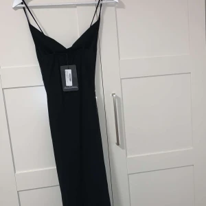 En lång svart oanvänd klänning 🖤🖤 - Klänning 