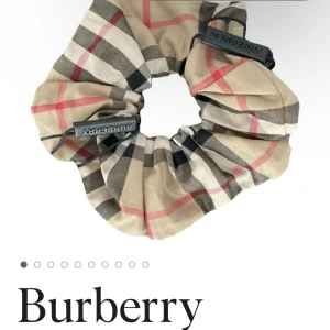 Burberry inspirerad scrunchie - Säljer en Burberry inspirerad scrunchie🤎Orginalpris: ca 1500kr 