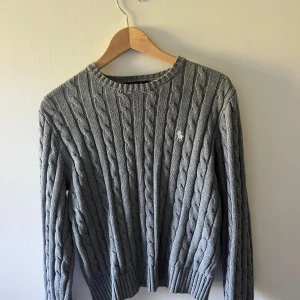 Ralph lauren stickad - Säljer nu min skitsnygga Ralph lauren tröja eftersom den blivit för liten. Original storleken är M men tröjan har blivit fel tvättad och det är därför jag säljer den. Jag skulle säga att den är XS men kan också passa S. 