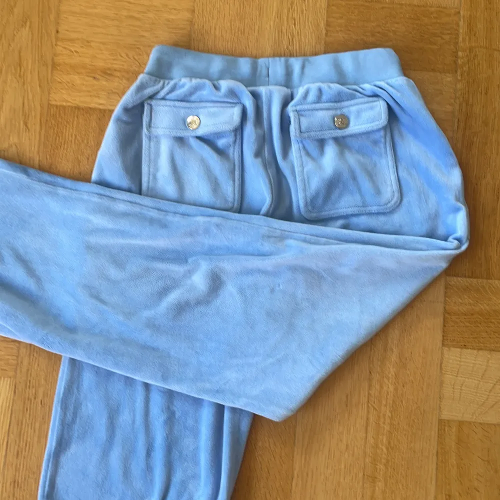 Helt okej skick har andvänt många gånger tyvärr för små för mig. Jättefina storlek 9-10 lappen är tyvärr avklippt.. Jeans & Byxor.