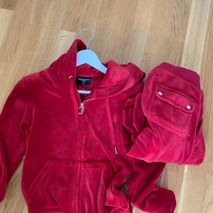 Juicy couture sett! - byxor= 400kr  tröja=400kr  HELA SETTET 700!! Tröjan är i bra skick och byxorna är i helt okej skick, byxorna saknar metall grejer på snörerna