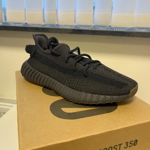 Yeezy Boost 350 V2 Cinder  - Hej säljer mina nya Yeezy Boost 350 V2 Cinder som inte passar mig och är helt nya endast testade.  Storlek 40 2/3 Pris : 3699kr