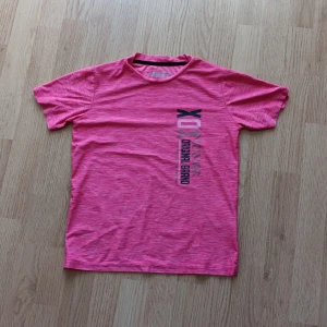Träning top  - En rosa tränings top i storlek 134/140. Har inte använts mångs gånge.