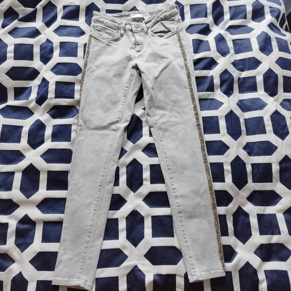 Grå jeans med glittriga detaljer från Zara - 90