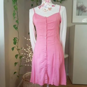 Lätt "bomulls"klänning - Oanvänd. Helknäppning. Tröjan ingår ej! ~ STOR rensning & klänningsbonanza i min shop ~ Välj 5 för 100kr oavsett pris, skicka medd/lämna som prisförslag (gäller där det står) ~