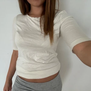 trekvartsärmad  - trekvartärmad t shirt som sitter fint. använd en gång