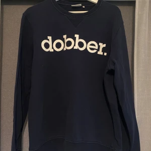 Collegetröja - Marinblå collegetröja från dobber i storlek L. Fint skick, använt fåtal gånger 