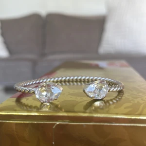 Silver Caroline svedbom armband - Säljer mitt fina silvriga Caroline svedbom armband. Det är använd få gånger och säljer då jag har börjat använda guld mer. Inga repor eller liknande och är i väldigt fint skickOrd pris ör 800kr. Kan oxå byta mot ett annat sånt armband i guld💗