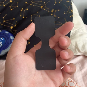 Kraftpapper svart och brun  - 50 bruna och 39 svarta de har ingen klister om ni vill ha båda kostar det 100 kr 