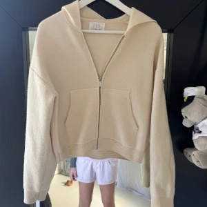 Cardigan  - Kofta från Zara, tröjan är från barnavdelningen och passar mig som bör xs-s