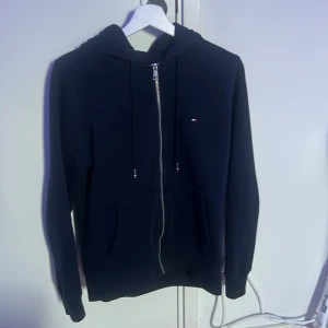 Tommy hilfiger zip - Tommy hifiger zip i nyskick och är väldigt stiligt, pris kan diskuteras👍🔥