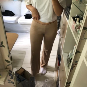 Beiga mjukisbyxor  - Beige lösa byxor som är supersköna som kan användas till mjukisbyxor och även vardagligt som kostymbyxor exempelvis. De är från Nelly i storlek S, kan vara både högmidjade och lågmidjade beroende på hur man vill ha dem 🥰