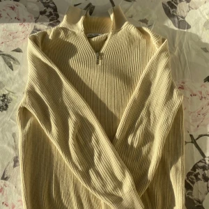 Zara half zip - Snygg Zara half zip använt fåtal gånger. Skicket är jättebra! Tveka inte för att fråga flera frågor! Priset är inte fast i sten.😄