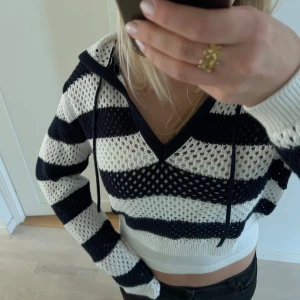 Virkad luvtröja  - Virkad tröja från Zara med luva. Mörkblå randig. Strl L men passar S-L🙌🏼 Oandvänd