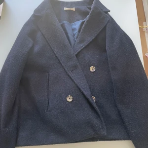 Marinblå jacka  - En jätte fin snygg marinblå jacka som passar nu perfekt till hösten. 