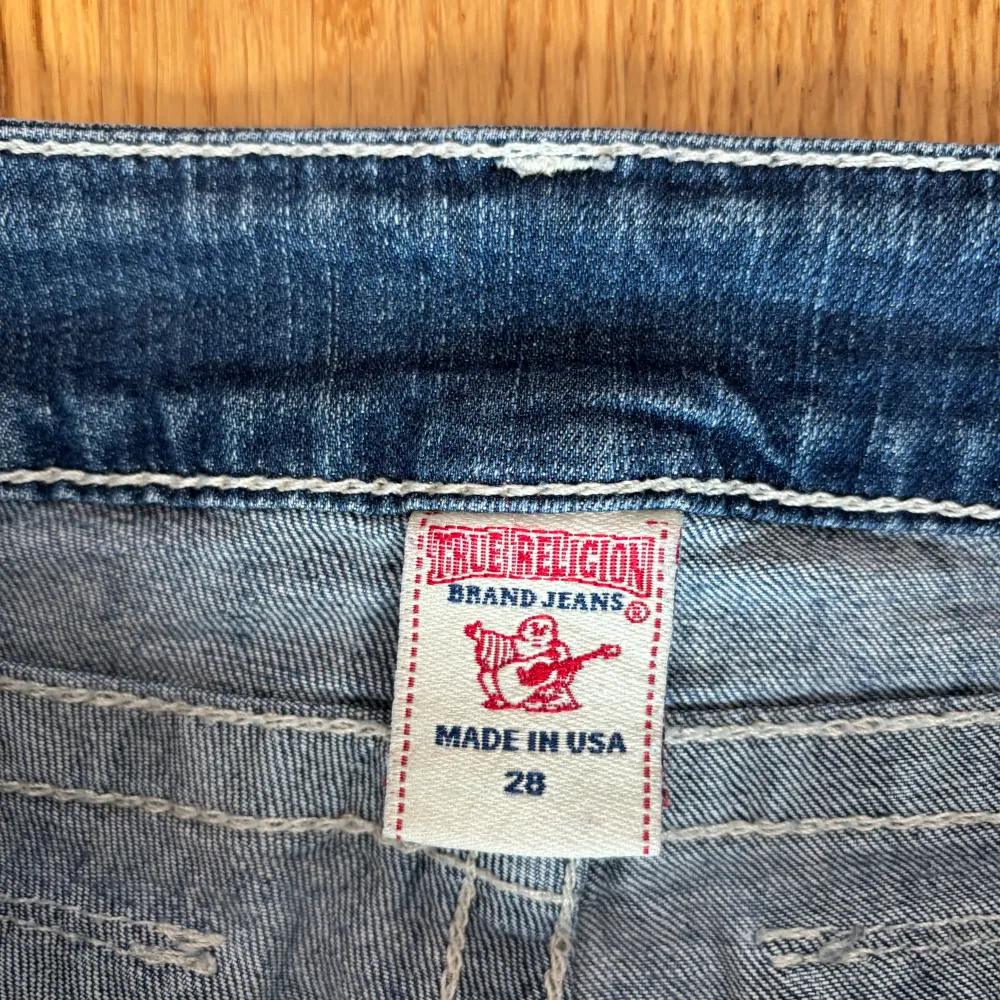 Säljer dessa sjukt snygga true religion jeansen då de inte passar mig. De är lågmidjade och flare med egengjord slits nertill 😍skriv för mer info. Jeans & Byxor.